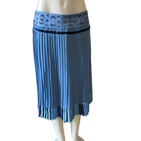 St John Couture Embroidered Waist 100 Percent Silk Pleated Blue Skirt in SZ 6